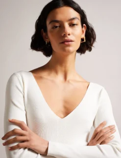Fitted V-Neck Long Sleeve Knit Top