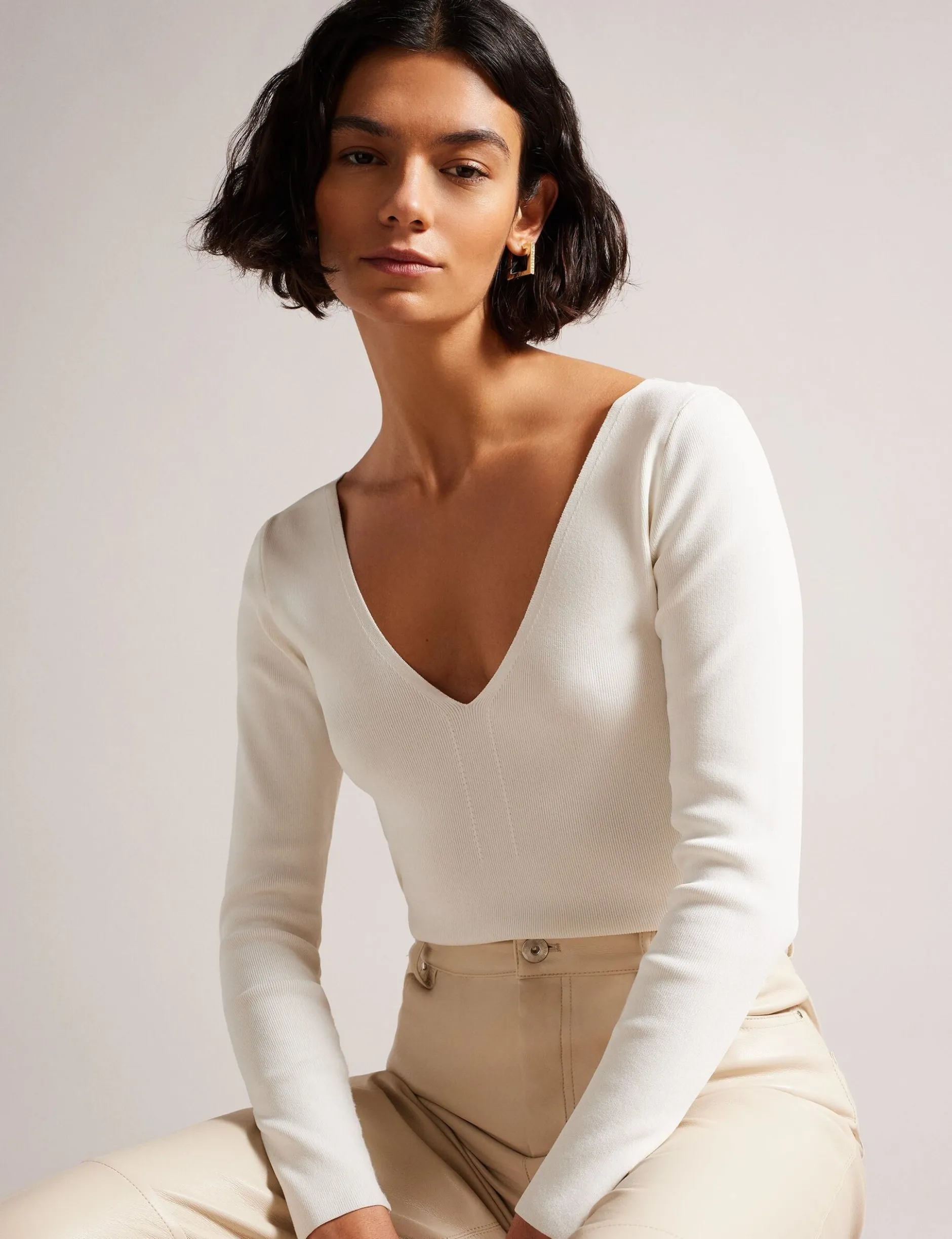 Fitted V-Neck Long Sleeve Knit Top