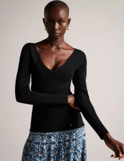 Fitted V-Neck Long Sleeve Knit Top