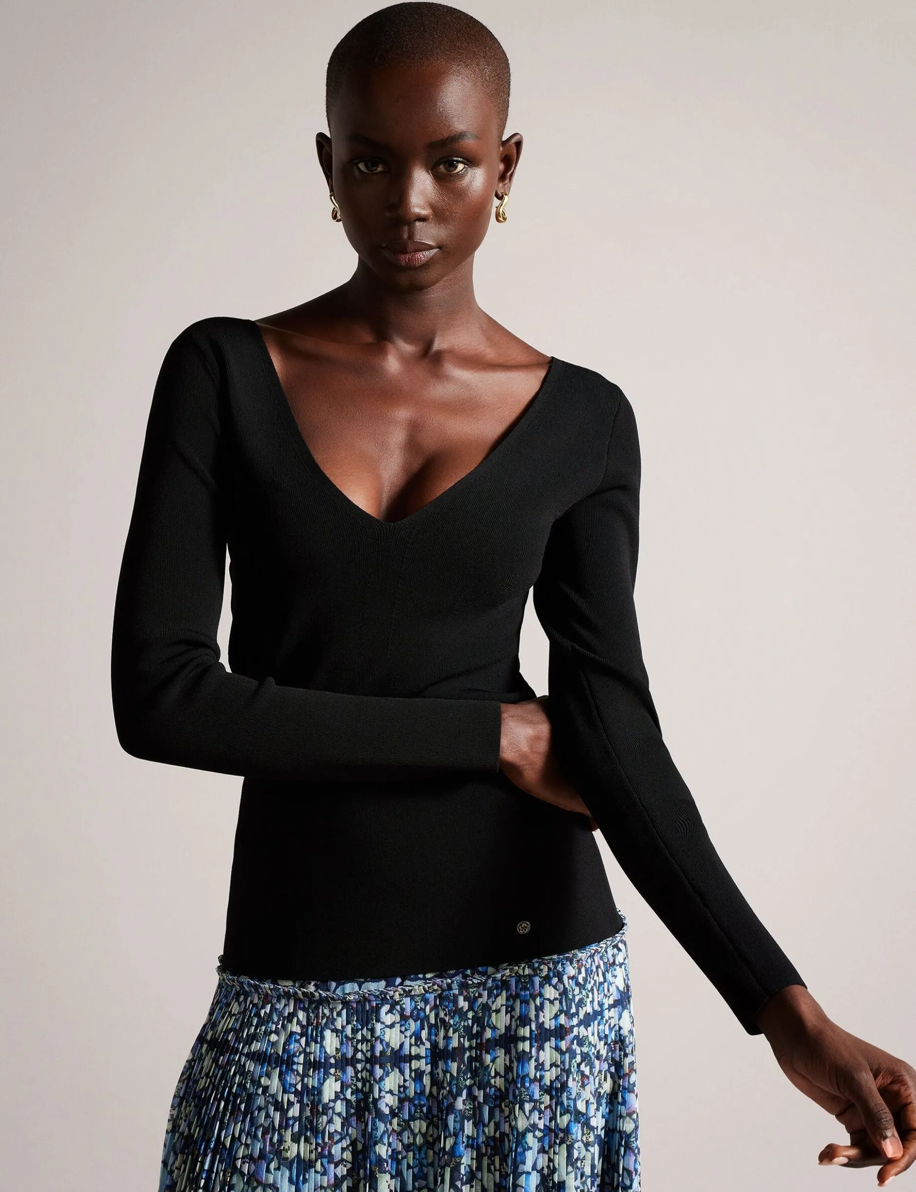 Fitted V-Neck Long Sleeve Knit Top